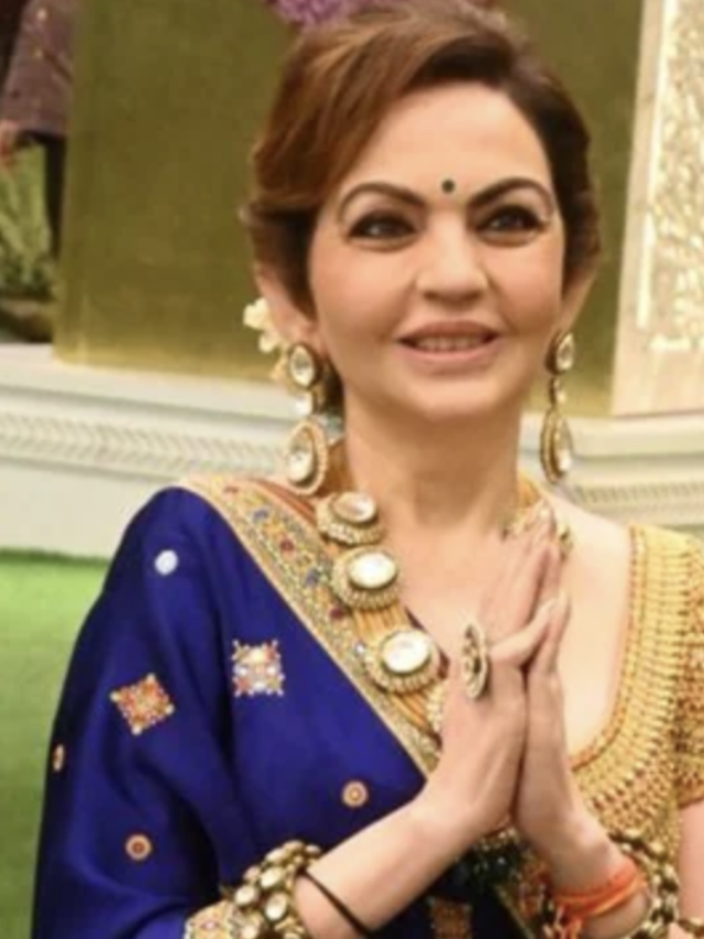 During Anant-Radhika’s wedding celebrations, Nita Ambani donned a custom-made tharad lehenga outfit along with a kundan necklace.